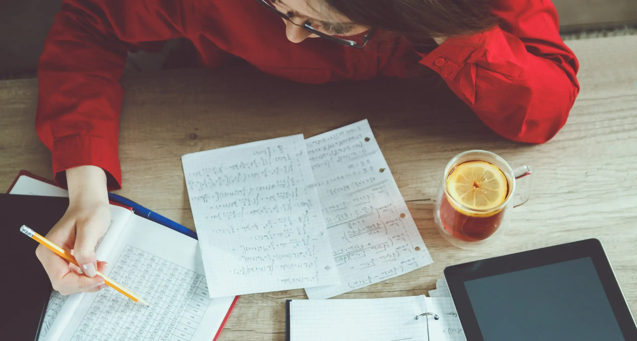 Mujer joven practicando la escritura en inglés para presentar el TOEFL ITP